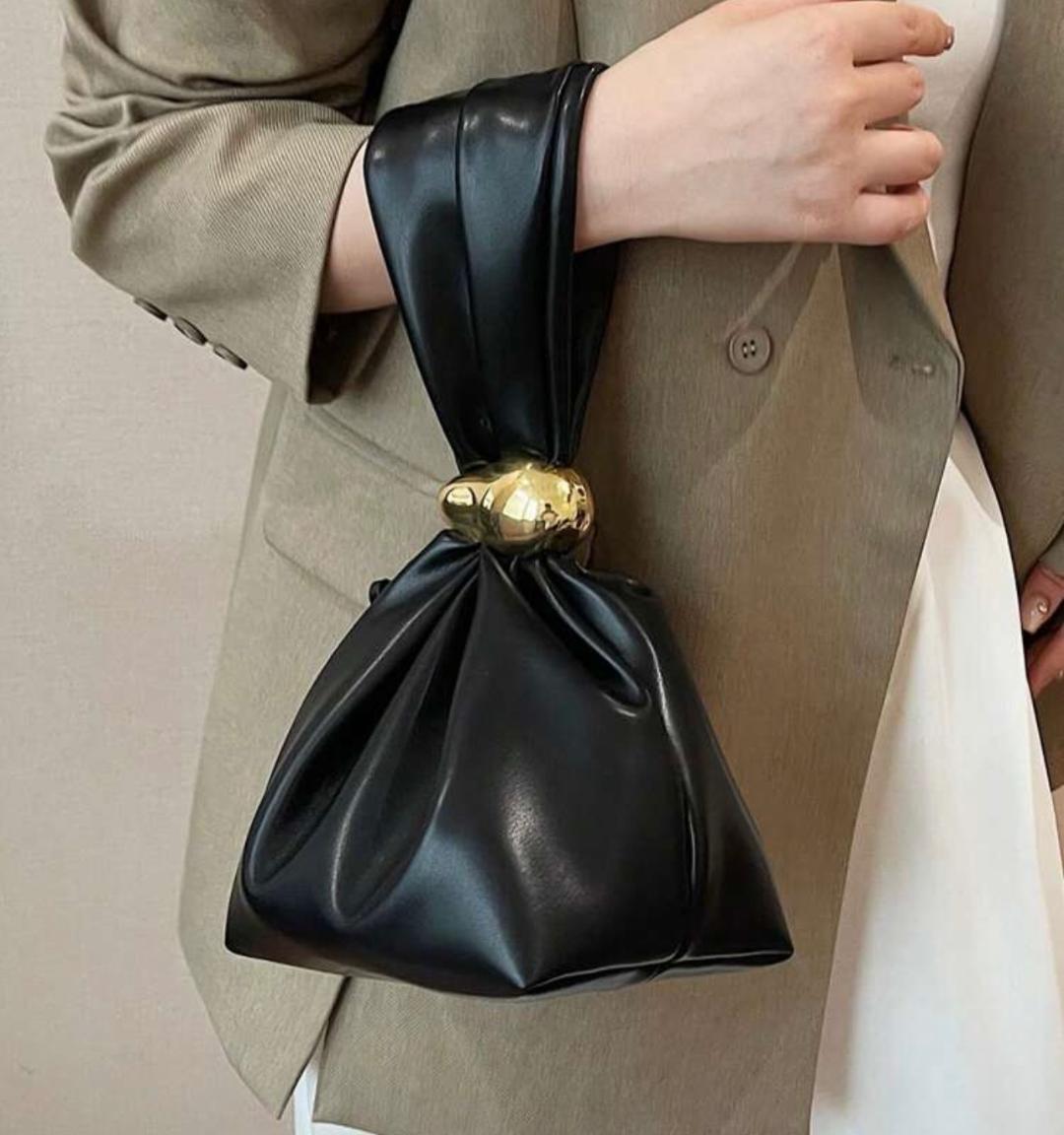 BLACK BUCKET BAG